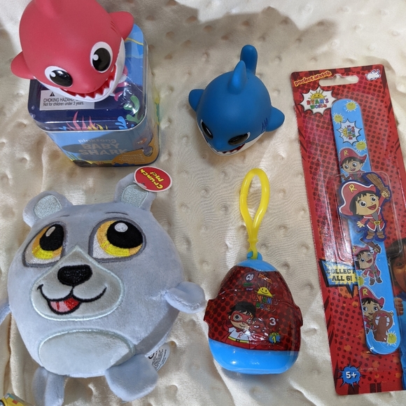 Birthday/Gift Closet - 6 items (mixed random characters) + FREE Bonus Gift - Picture 4 of 8